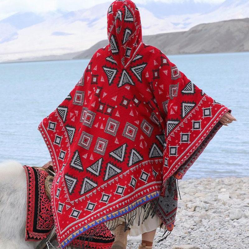 Наденьте шаль с капюшоном и накидку, чтобы согреться, накидку наденьте снаружи.