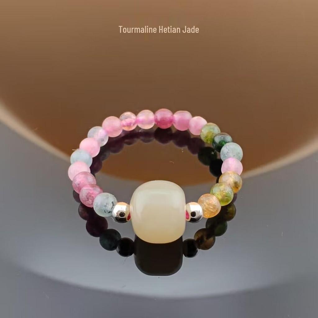 Кольцо на удачу с натуральным кристаллом турмалина в виде кошачьей лапки и эластичным бисерным ободком