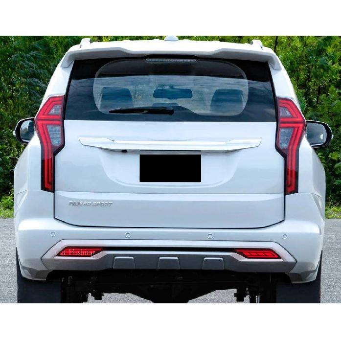 LED Rear Bumper Reflector Lamp For Mitsubishi Pajero Montero Sport 2019 2020 2021 Stop Brake Fog Lamp turn signal light