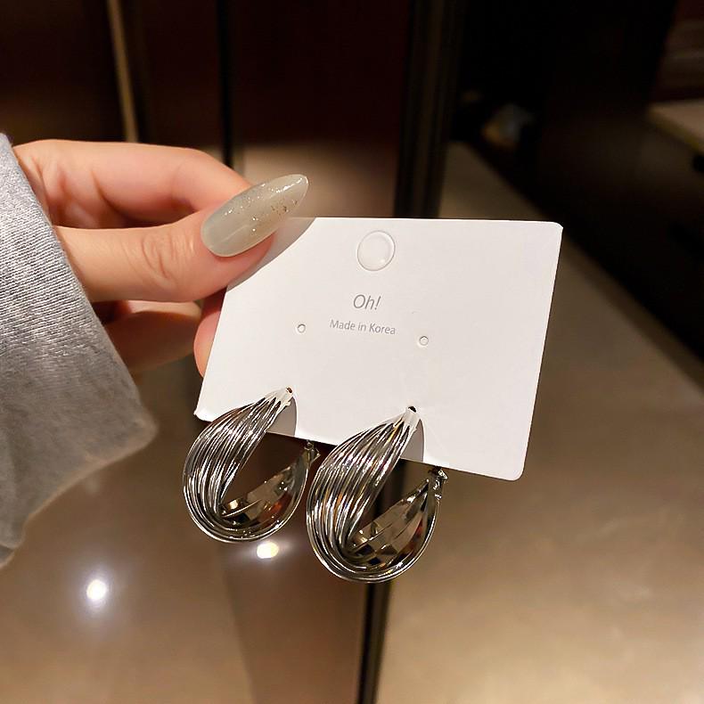 Женские серебряные серьги-кольца: Легкая роскошь 2024 года. Преувеличенный стиль ниши