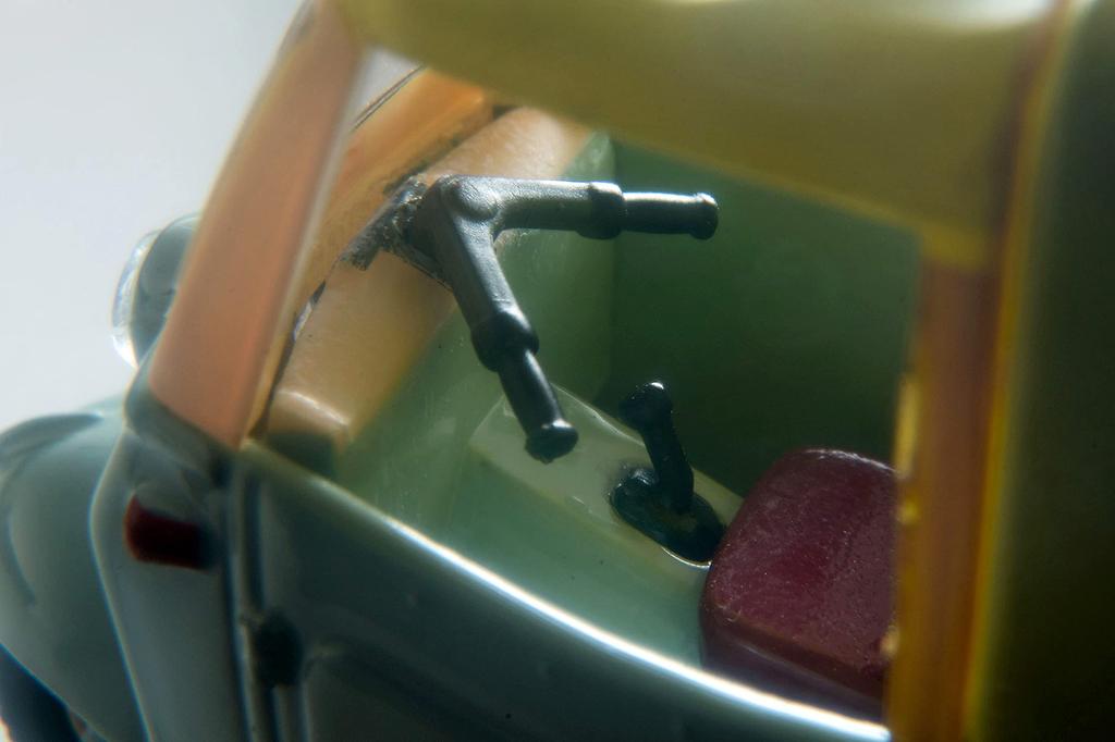 Tomica Limited Vintage 164 LV-143d Daihatsu Midget Yellow GreenBeige with Figure Completed Product 314998