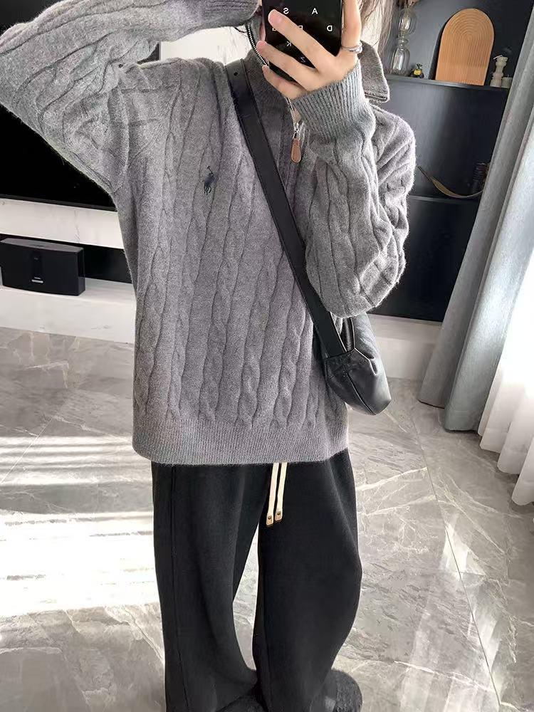 Свитер в корейском стиле с вышивкой пони и полувысоким воротником - Коллекция Осень/Зима 2025