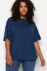 Женская базовая трикотажная футболка больших размеров в рубчик с широким воротником темно-синего цвета больших размеров