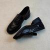 Версия из коровьей кожи, натуральная кожа, ретро британский стиль, круглый носок, заклепки, складки, одна педаль, толстый каблук, черные маленькие кожаные туфли, лоферы для женщин