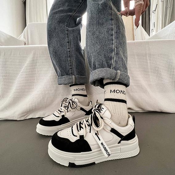 Маленькие весенние и осенние туфли для досок. Женские туфли для отдыха на толстой подошве. Маленькие белые туфли для студентов. Корейская обувь. Туфли на плоской доске. Модная повседневная женская обувь.