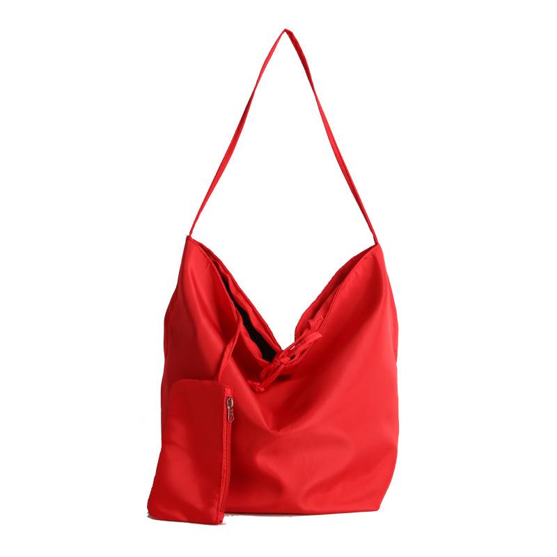 Корейская версия простой нейлоновой тканевой сумки большой вместимости из Дондэмуна 2025 новая ленивая в стиле кэжуал универсальная плечевая сумка-тоут