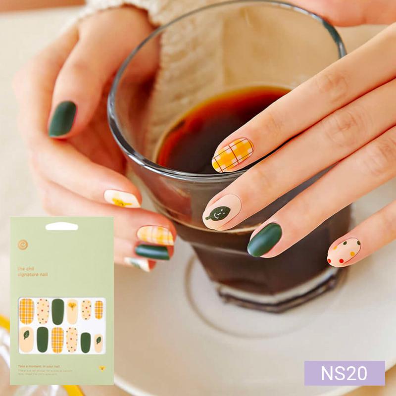 Теплые тона наклейки для ногтей 24 шт. | Самоклеящиеся полоски, Микс карамели и клетки, Быстрый 5-минутный маникюр