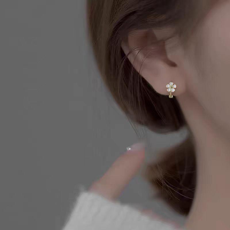 Серьги-маргаритки для женщин на лето — новый универсальный стиль 2025 года, простой и элегантный для поездок на работу