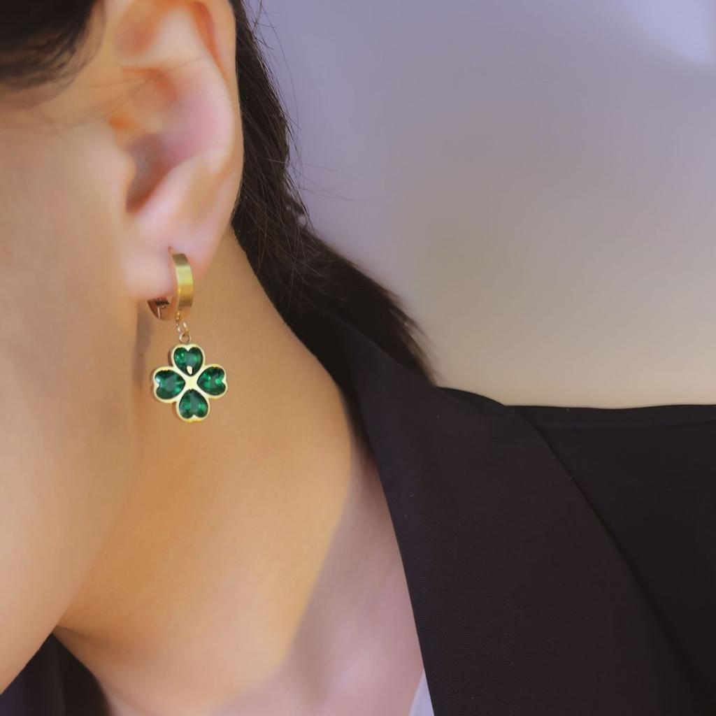 New Retro Simple Emerald Love Flower Earrings Buckle Temperament Four-Leaf Clover Fashion Titanium Steel Female Earrings