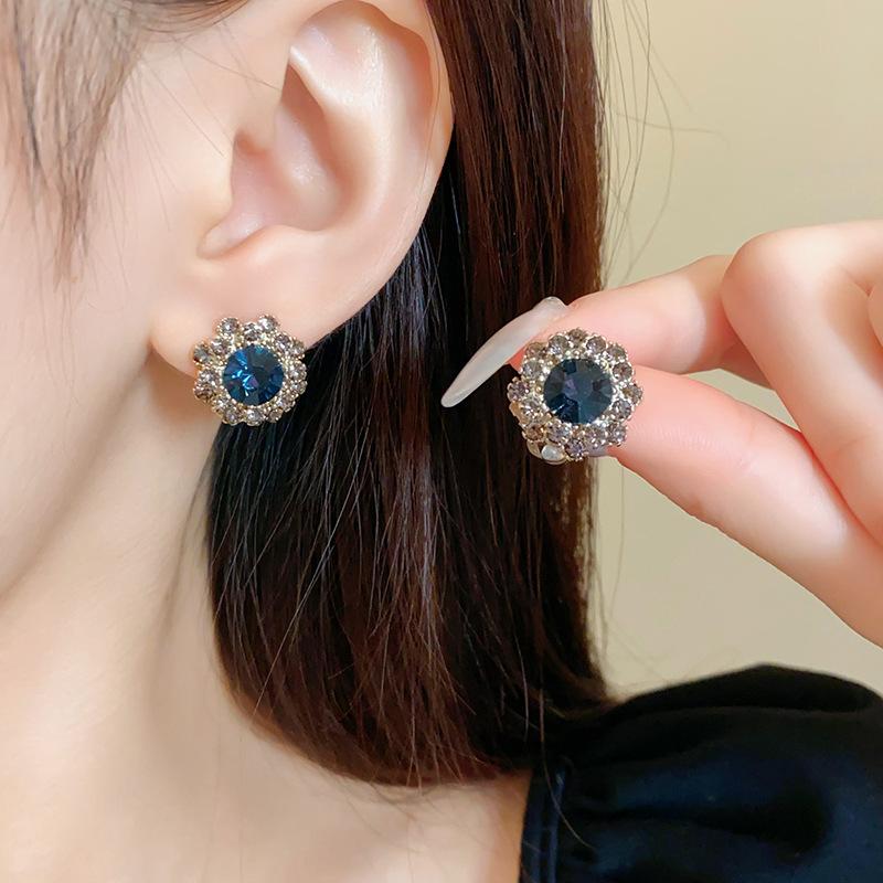 Ожерелье с цветочным узором, инкрустированное бриллиантами, в сочетании со стильной ретро-цепочкой для ключиц, подходит для повседневной носки, вечеринок и различных других случаев.