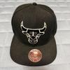 Б/у кепка Mitchell and Ness Chicago Bulls Один размер подходит большинству Черно-белая