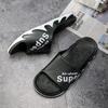Новые тапочки Мужские летние студенческие можно носить толстоподошвенные нескользящие и износостойкие модные крутые тапочки