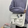 Женская большая холщовая сумка через плечо с декоративными нашивками и регулируемым ремнем