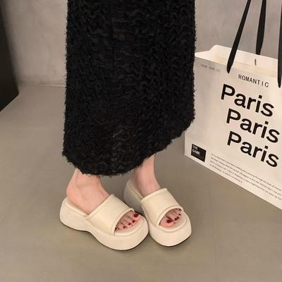 Невысокий человек увеличивает рост, крутые шлепанцы на толстой подошве, женская обувь новинка лета, и черные шлепанцы на танкетке носят на улице.