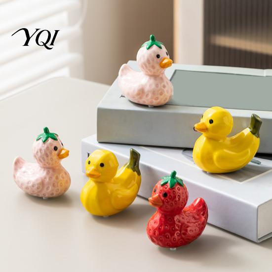 Маленькая декоративная фигурка для полки Керамическая фигурка утки с фруктами, Милая клубника и банан причудливая статуэтка статуэтка для офиса, Креативный декор для рабочего стола Домашний
