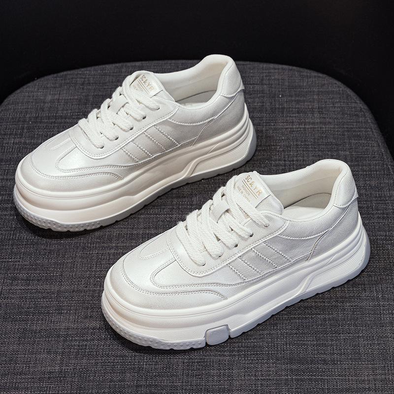 Платформенные белые женские кроссовки 2025 весна новые повседневные спортивные туфли ретро универсальные с небольшой высотой подъема популярные кеды