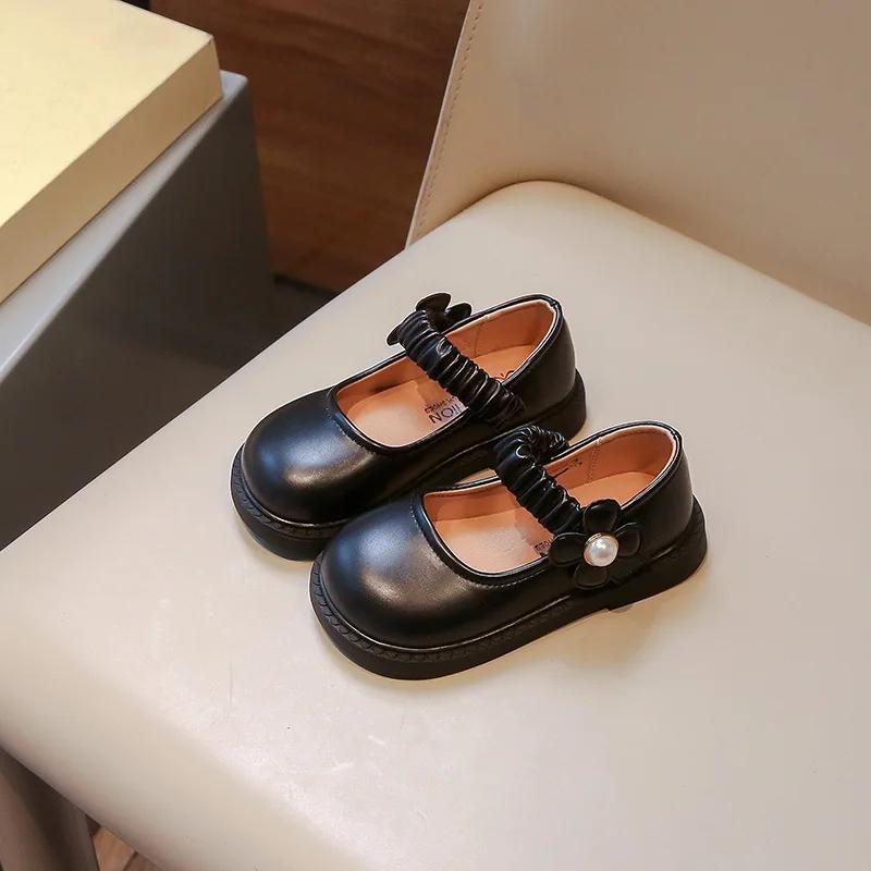 2024 Новые детские кожаные туфли с мягкой подошвой, туфли принцессы для девочек, милые шикарные детские модные повседневные черные туфли на плоской подошве, универсальные