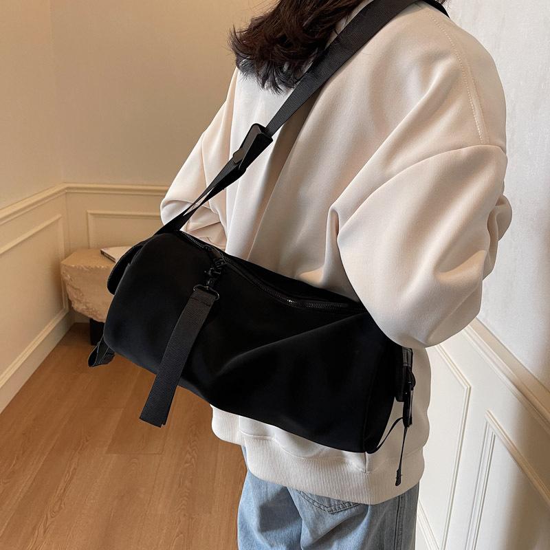 2025 winter new women's bag personalized niche shoulder bag trendy Korean version large capacity leisure sports crossbody pillow bag