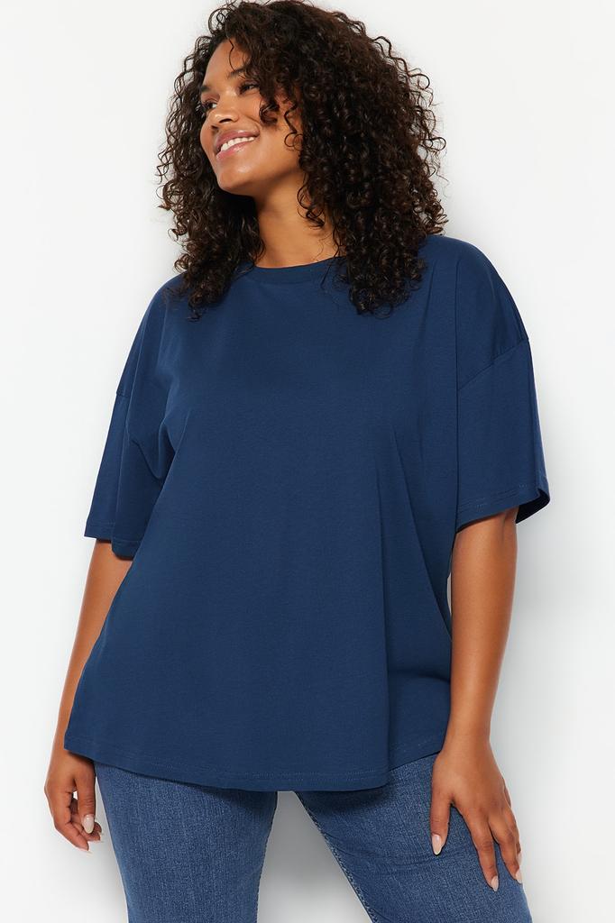 Женская базовая трикотажная футболка больших размеров в рубчик с широким воротником темно-синего цвета больших размеров