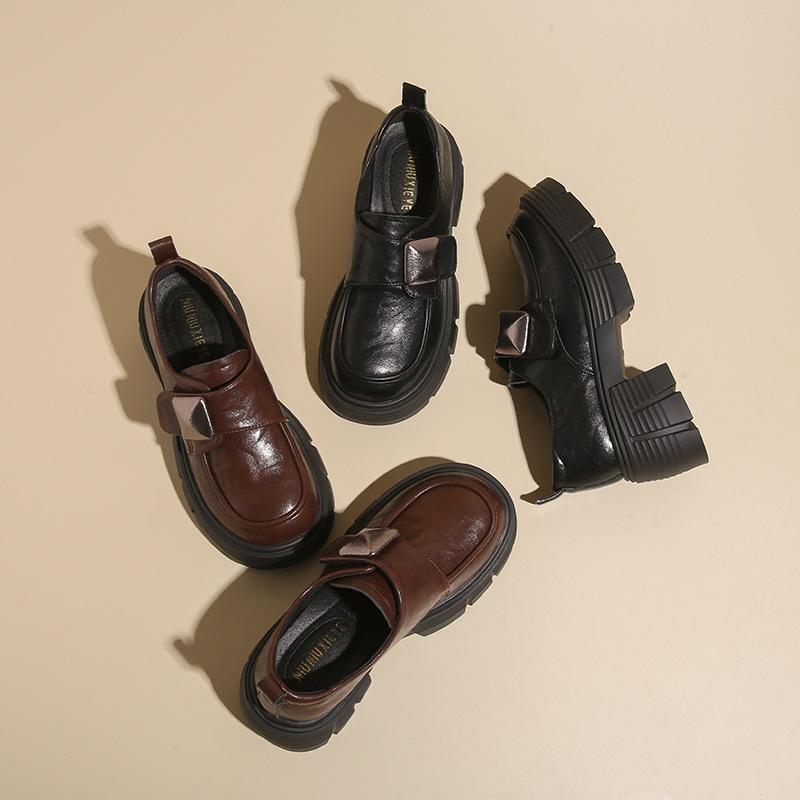 Коричневые лоферы ретро на липучке женские 2025 весна новая платформа универсальный британский стиль толстый каблук маленькие кожаные туфли одинарные