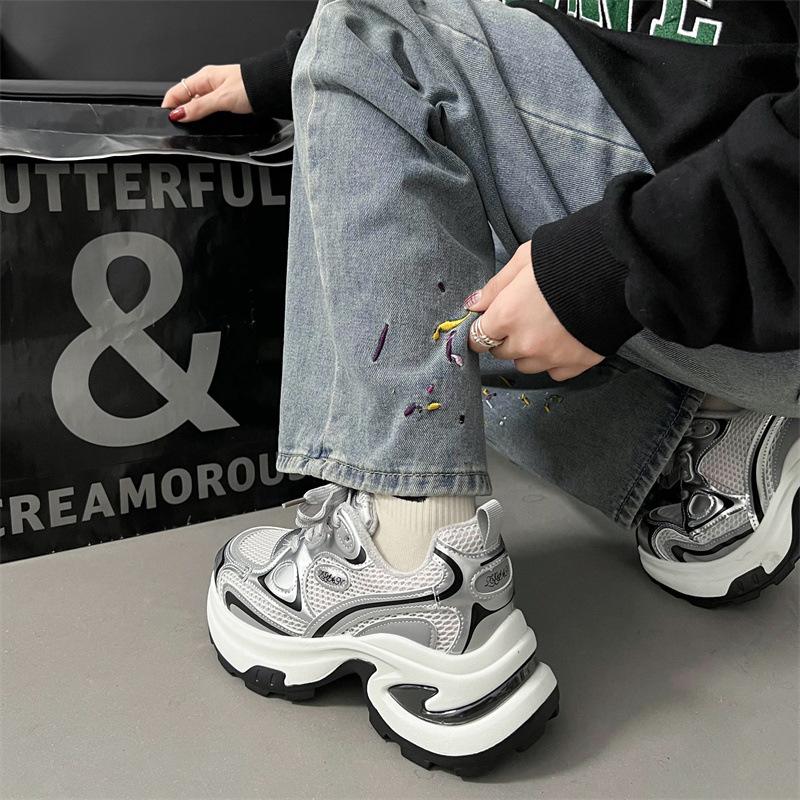 Модная тенденция увеличивает платформу папы обувь женские 2025 новые осень и зима популярные бархатные легкие жареные уличные кроссовки