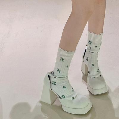 У Юй Шусинь такие же белые туфли на высоком каблуке, толстые каблуки, маленькие средневековые туфли, водонепроницаемый столик, туфли Мэри Джейн.