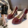 Модные Горячие Продажи 2025 Весна Новые Женские Туфли Мэри Джейн Круглый Носок Массивный Высокий Каблук Украшение Бантом Ретро Красно-Коричневые Женские Туфли-Лодочки