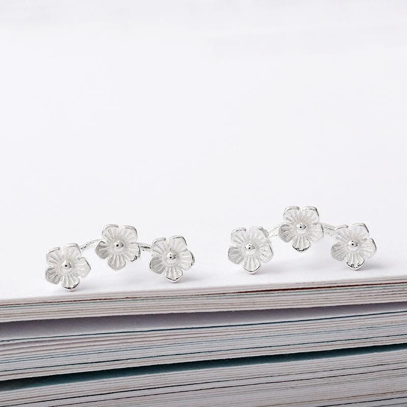 Серьги с персиковым цветком для набора персонала, женственность, простая индивидуальность, универсальные, студенческие, простые серебряные серьги Mori с тремя маленькими цветками