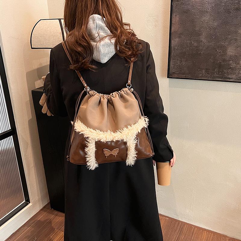 Ретро повседневная сумка большой вместимости женская 2025 новая осенне-зимняя модная плюшевый рюкзак студенческая сумка для занятий большая сумка