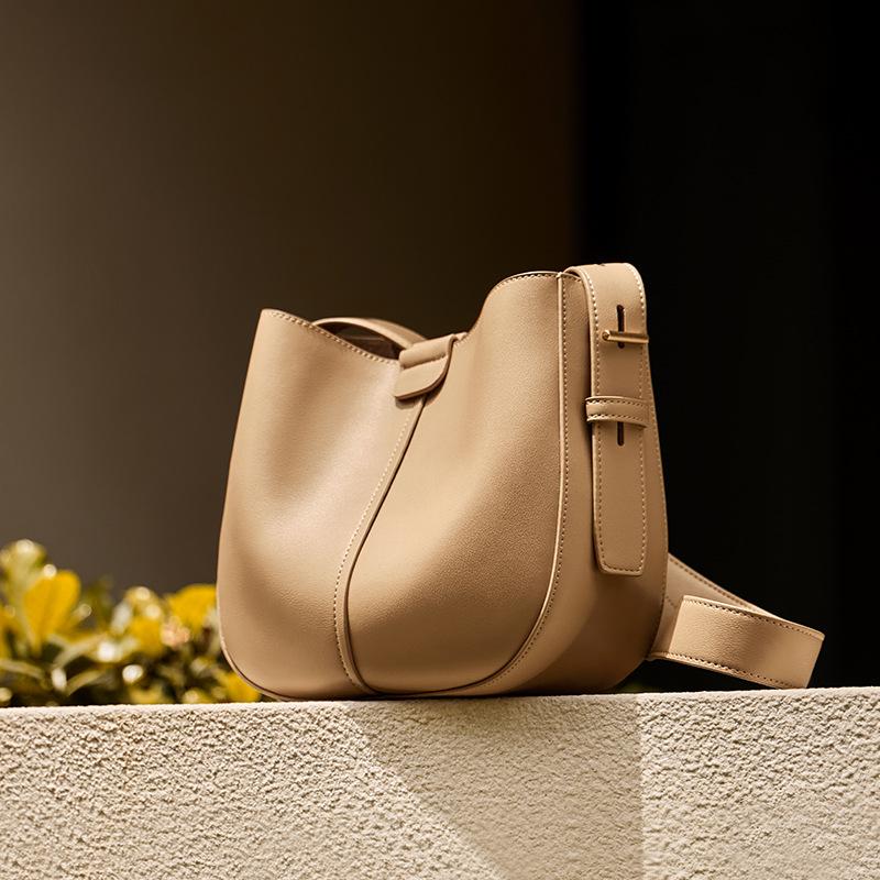2025 New Cowhide Bucket Bag Fashion Saddle Bag Single Shoulder Crossbody Women's Bag High-end Genuine Leather Commuter Underarm Bag