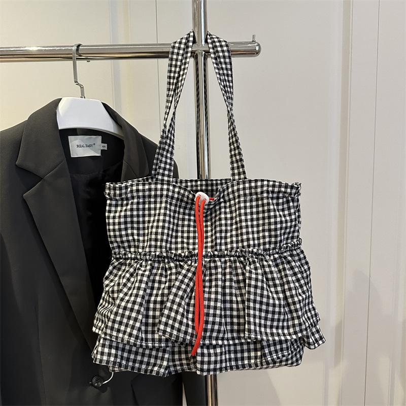 Стильная женская сумка с цветными блоками: Нишевый дизайн, большая вместимость, универсальная повседневная наплечная сумка-тоут.