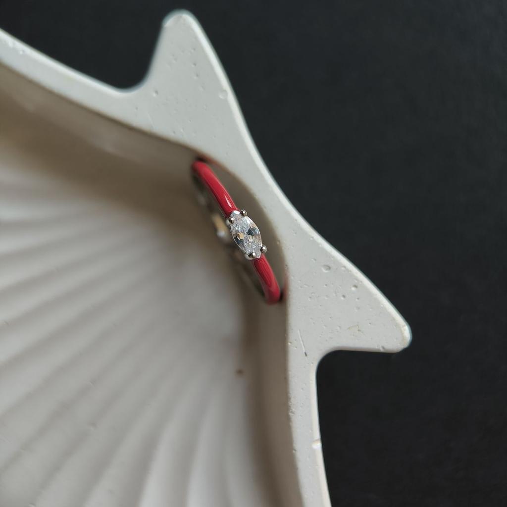 Серебряное кольцо с фианитами, емаллю, вес изделия 1,05 гр (60002236)