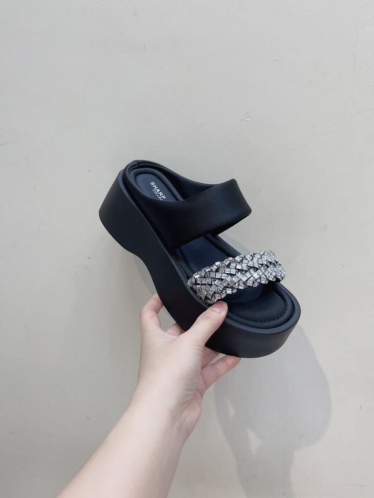Шлепанцы на толстой подошве и танкетке со стразами для женской уличной одежды 2025 лето новая модная универсальная обувь с открытым носком