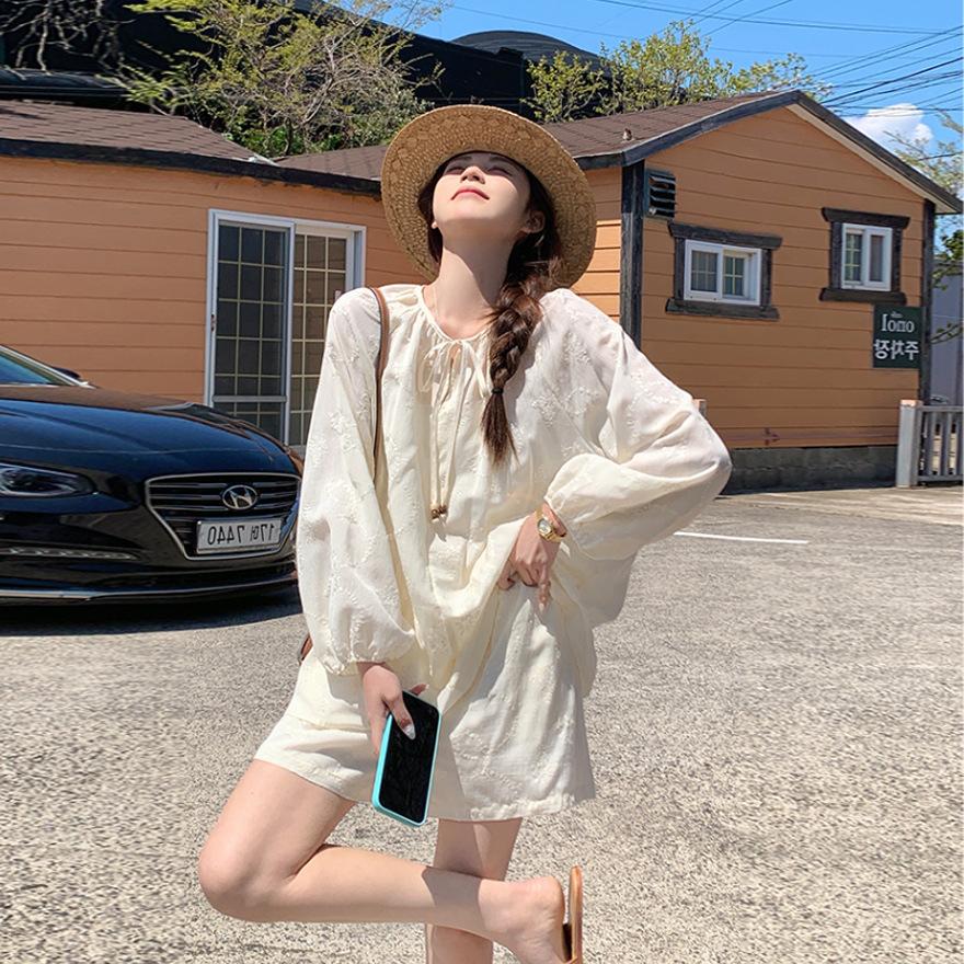Молочно-белый дорожный отпуск вышитый легкий и тонкий солнцезащитный комплект рубашки женский летний новый маленький повседневный комплект из двух предметов с шортами