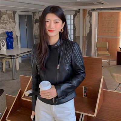 Новая мода ранней весной для красивых женщин ездить на мотоциклах. Легкая, узкая и элегантная женская кожаная куртка с воротником-стойкой.