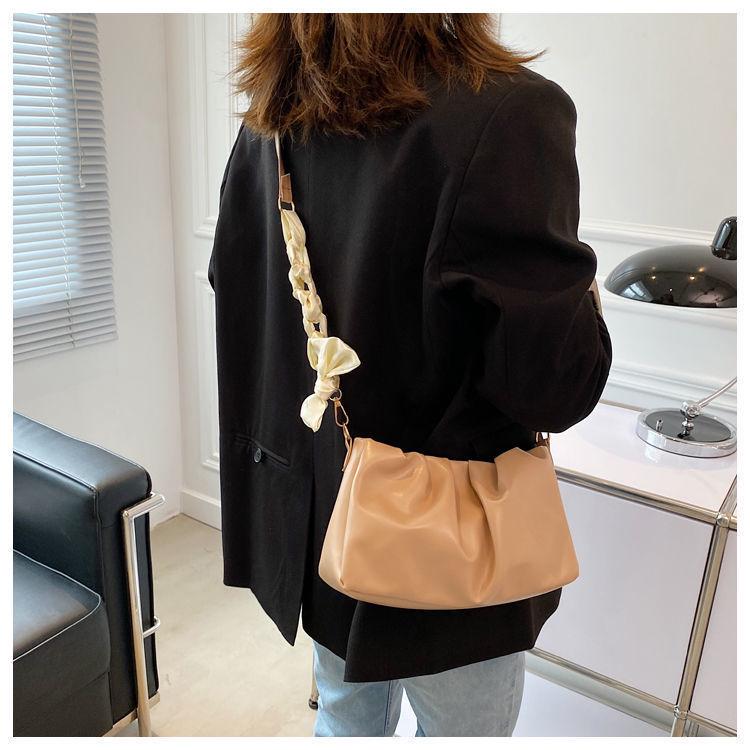 В наличии: Женская летняя сумка кроссбоди на жемчужной цепочке в корейском стиле 2024