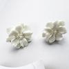 Модные антиаллергенные серьги с белым цветком