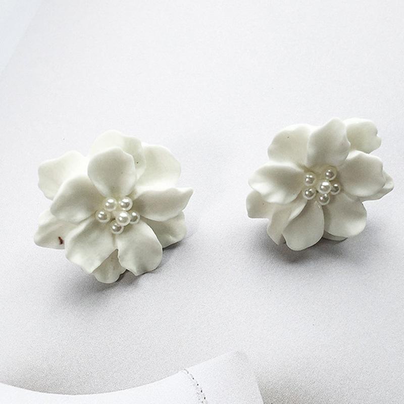 Модные антиаллергенные серьги с белым цветком