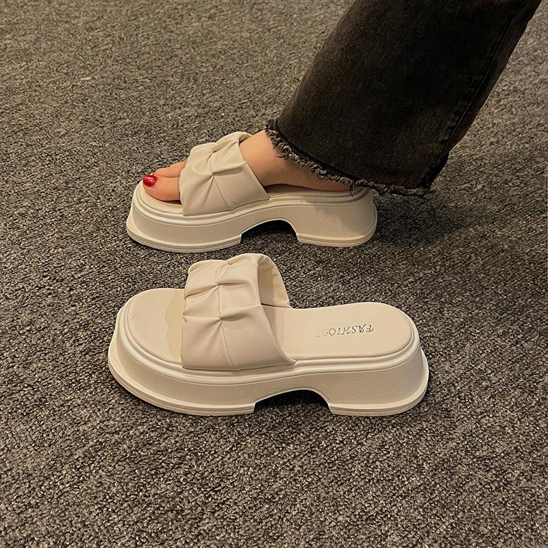 2025 new slippers women's summer wear muffin bread one-word thick-soled design beach sandals fashion going out sandals