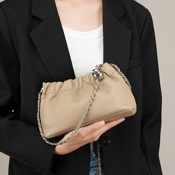 Сумка из натуральной кожи. Популярная сумка 2023 года. Сумка подмышки с цепочкой. Женская плиссированная сумка с облаками. Женская сумка. Сумка через плечо из воловьей кожи на одно плечо. Золотая шариковая цепочка.