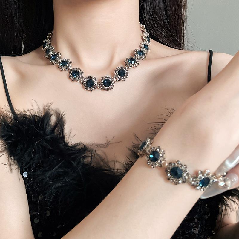 Ожерелье с цветочным узором, инкрустированное бриллиантами, в сочетании со стильной ретро-цепочкой для ключиц, подходит для повседневной носки, вечеринок и различных других случаев.