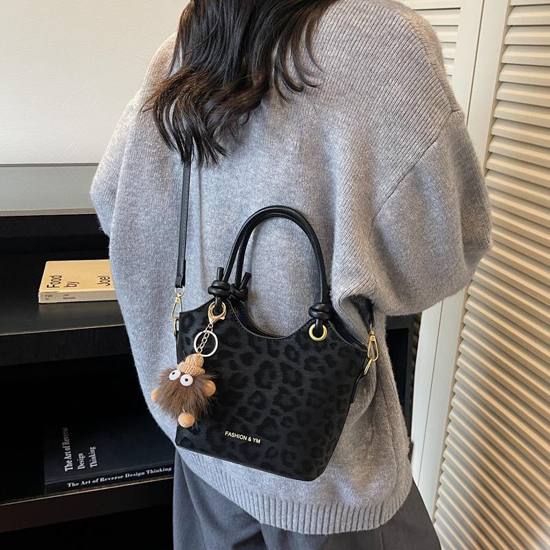 Ретро маленькие сумки женские осенне-зимние универсальные 2025 новые супер огненные сумки через плечо и мессенджеры популярны в этом году, сумки-ведра