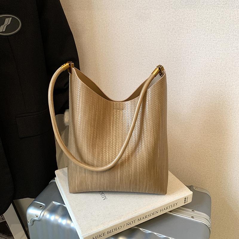 Ретро сумка женская большой вместимости новая осенне-зимняя универсальная повседневная на плечо подмышку сумка-тоут для通勤