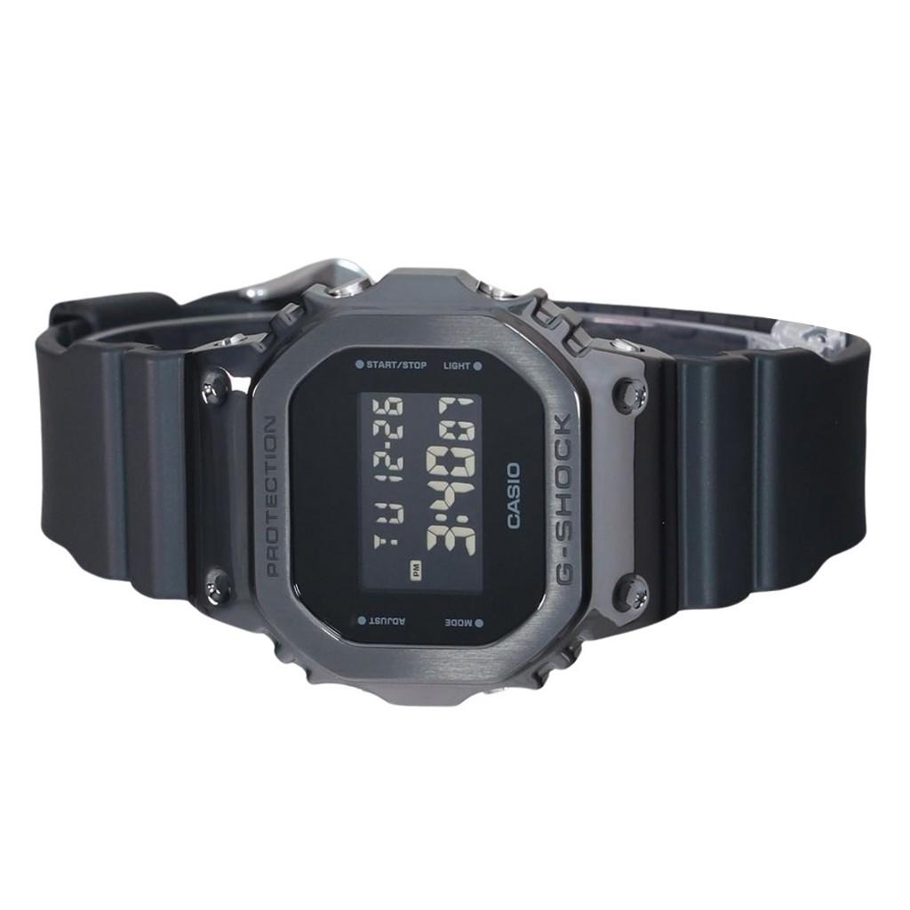 Casio G-Shock Кварцевые мужские часы с металлическим безелем и полимерным ремешком GM-5600UB-1 200M