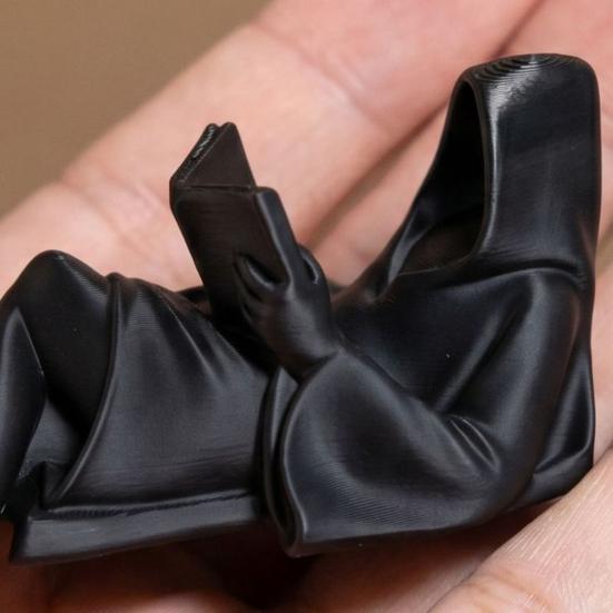Готическая фэнтезийная черная мантия Читающая статуя 3D-печать Загадочная лежащая читающая скульптура для Хэллоуина Полка Настольный декор