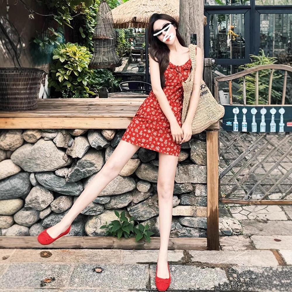 Женское французское ретро красное платье с цветочным принтом на бретелях-спагетти - издание начала весны 2025 года, дизайн для стройности талии.