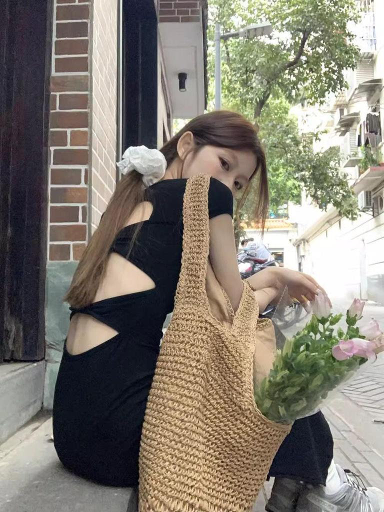 Приталенное черное короткое платье без спинки с короткими рукавами и разрезом - Женская высококлассная летняя мода