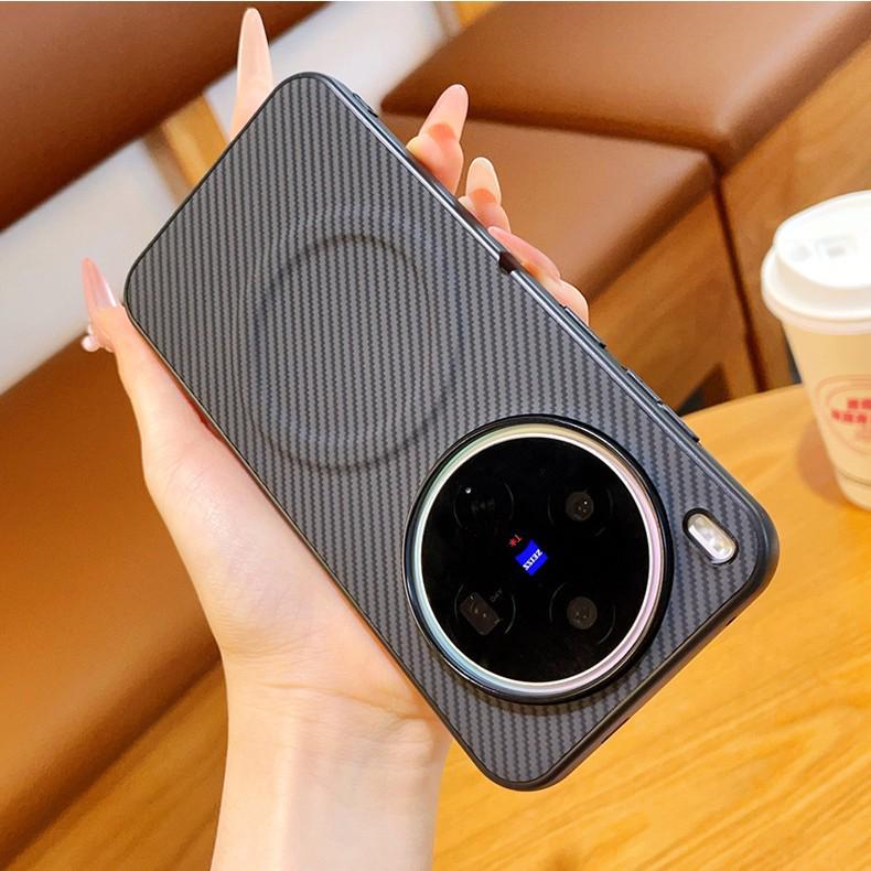 Совместимо с vivo X300Ultra: Мягкий бронированный чехол с магнитной присоской, большие вырезы, текстура углеродного волокна S60, однотонная кожа, защита в стиле легкой роскоши.