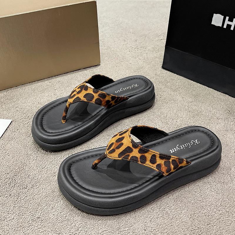 Модные шлепанцы на толстой подошве женские 2025 лето новые для улицы уличные нескользящие приморские пляжные сандалии шлепки с перемычкой