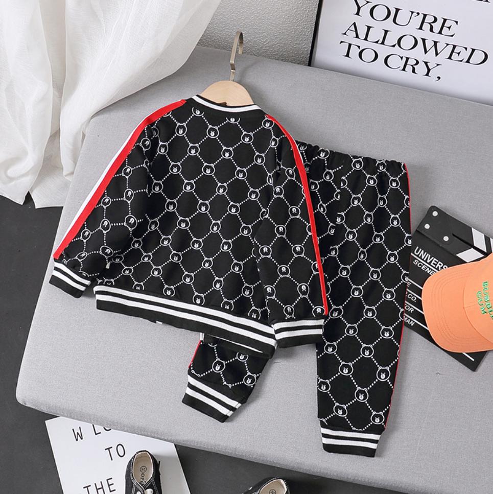 Весенне-осенний модный детский спортивный костюм из трех предметов с принтом для отдыха